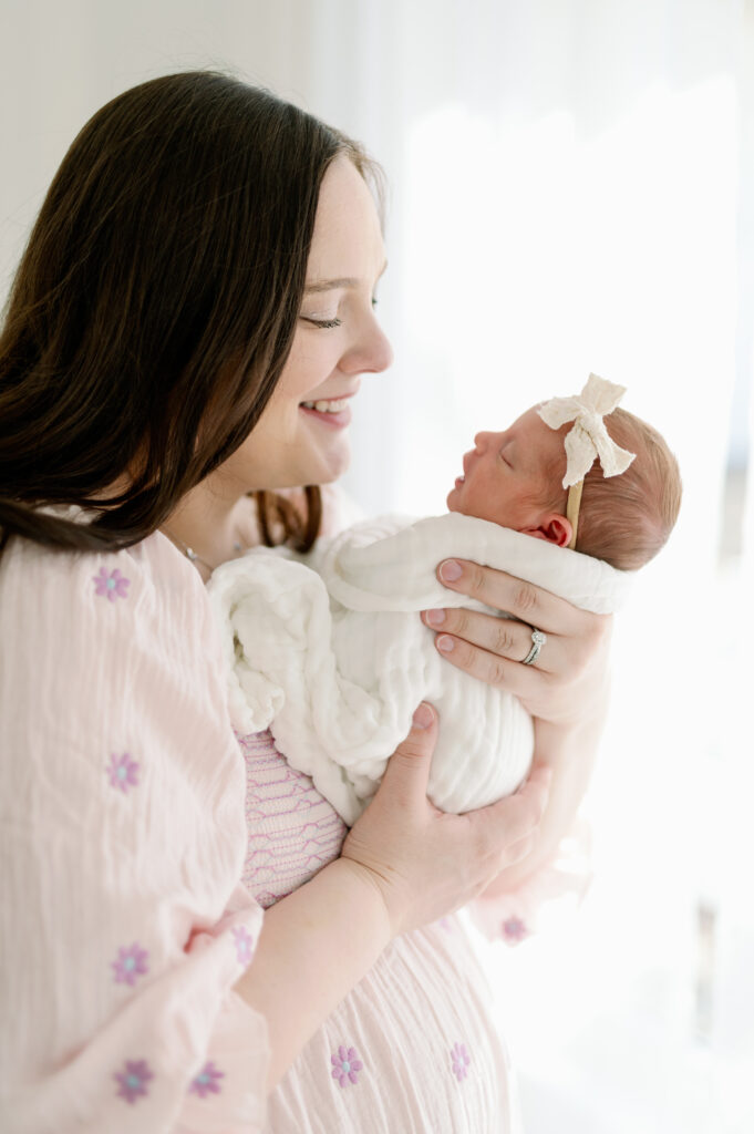 what to wear for newborn photos with mom and newborn baby