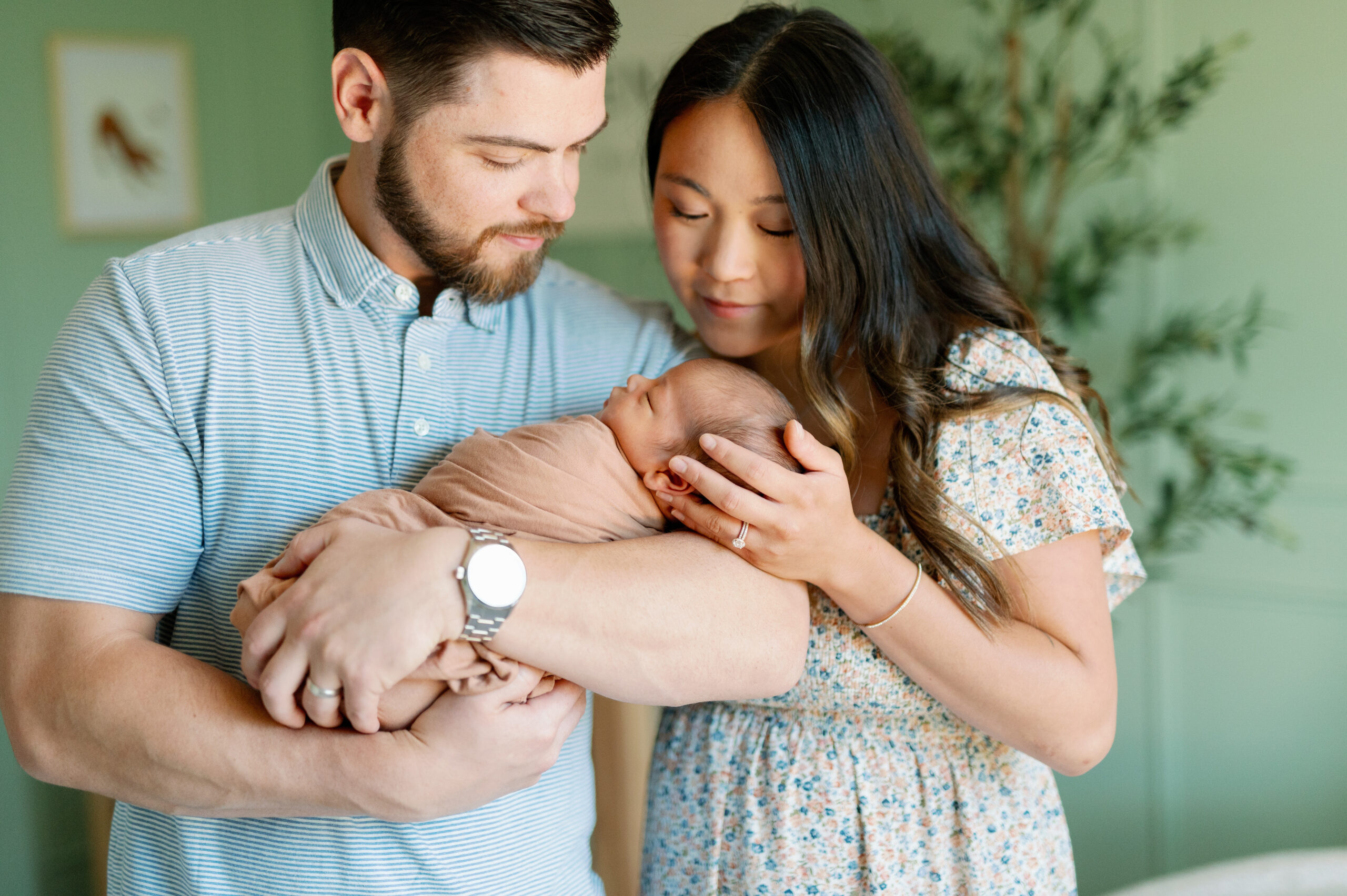 what to wear for newborn pictures with mom, dad, and newborn baby