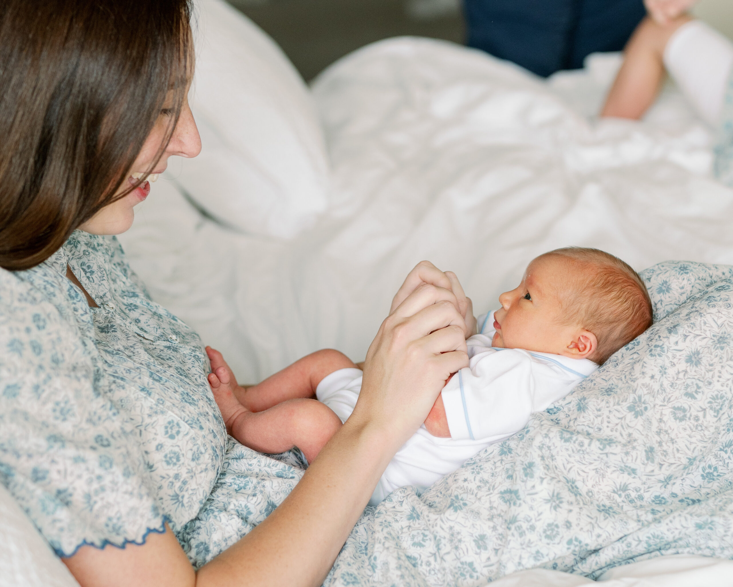 what to wear for newborn photo shoot with mom and baby