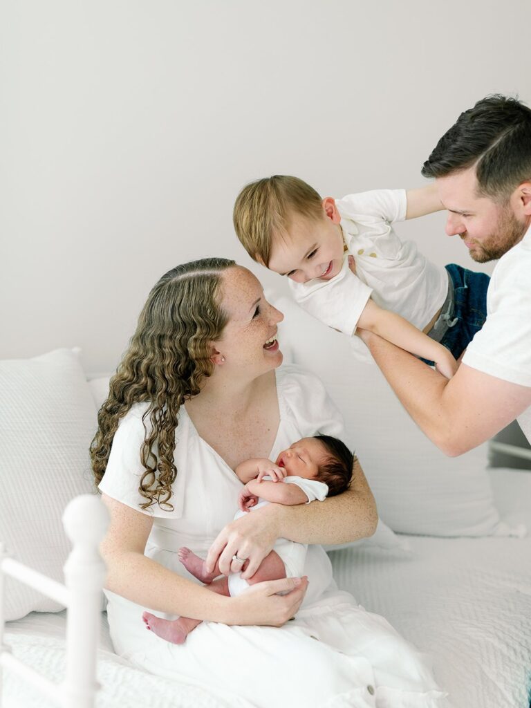 newborn photoshoot with family in all neutral clothes